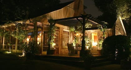 "Charming Nashville Cottage in Green Hills - Cozy, Family-Friendly Retreat!"