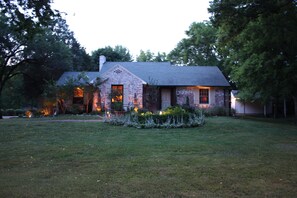 Exterior - "Charming Nashville Cottage in Green Hills - Cozy, Family-Friendly Retreat!" (Nashville)