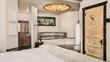 Tabla de planchar con plancha, wifi gratis y ropa de cama