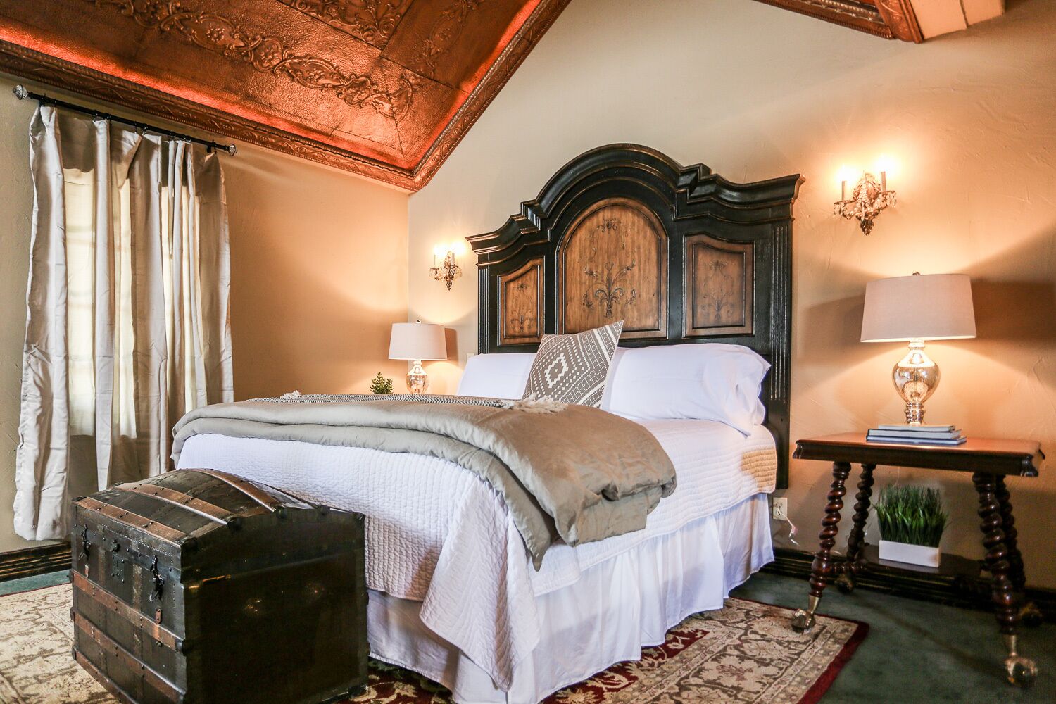 Honey Hill Wild Rose Cabin | Close to town | Hot Tub | Full kitchen