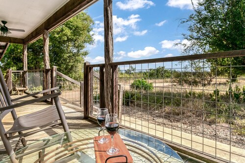 Honey Hill Wild Rose Cabin | Close to town | Hot Tub | Full kitchen