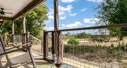 Honey Hill Wild Rose Cabin | Close to town | Hot Tub | Full kitchen