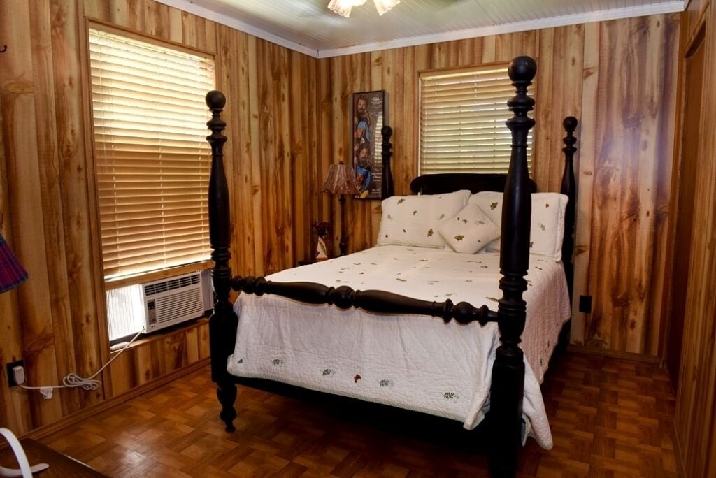 2 bedrooms, desk, iron/ironing board, travel crib