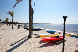 Beach nearby, sun-loungers, beach towels