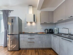 Fridge, oven, dishwasher, cookware/dishes/utensils