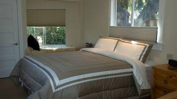 3 bedrooms, iron/ironing board, WiFi, bed sheets