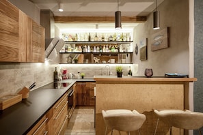 Coffee/tea maker, fridge, microwave, oven