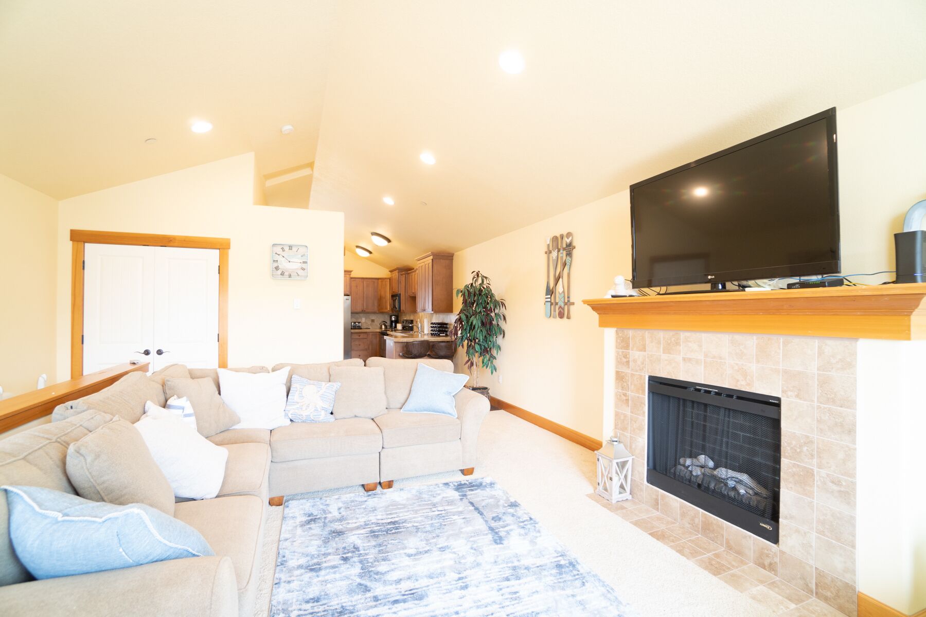 Fun at the beach located just one block away, enjoy oceanviews from the balcony