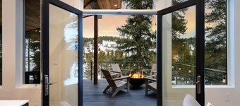 Riverfront Cabin – Hot Tub, Fire Pit & Steam Shower