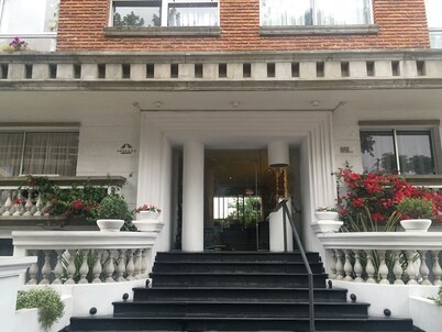 Modern apartment 2 blocks from the beach