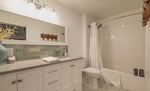 Baignoire, séchoir à cheveux, serviettes fournies, savon