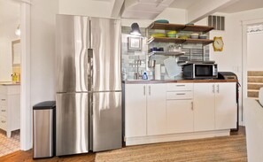 Full-size fridge, microwave, coffee/tea maker, toaster