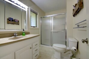 Ensemble douche/baignoire, baignoire à jets, serviettes fournies