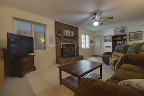 Smart TV, chimenea y libros
