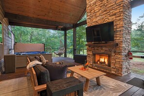 Terrace/patio - Book 3 night- 4th night free! Romantic One Bedroom (Hochatown)