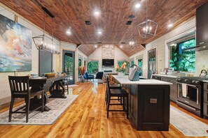 Fridge, microwave, oven, stovetop - Book 3 night- 4th night free! Romantic One Bedroom (Hochatown)