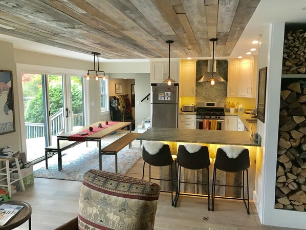 Fridge, oven, stovetop, dishwasher