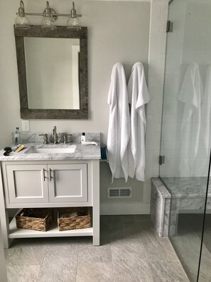 Shower, hair dryer, towels, soap - All season lakefront retreat (Whitefield)