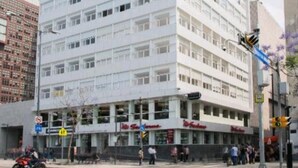 A multi-story building with a flat facade, featuring a ground-level commercial space with signage. - PH CIELO ALAMEDA, JUAREZ 52 (Centro)
