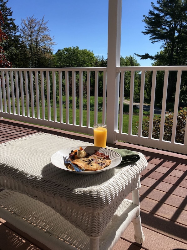 Outdoor dining - Blue Heaven at Blue Hill - Classic Maine Living near Acadia! (Blue Hill Falls)