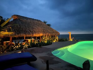 Una piscina con borde infinito