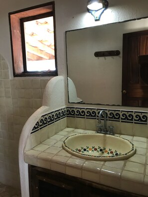 Ducha y bañera combinadas, secador de pelo, toallas y jabón