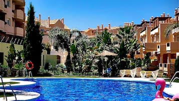 Ulkouima-allas, lämmitetty uima-allas, aurinkotuoleja