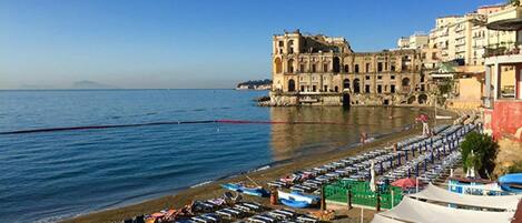 بالقرب من الشاطئ