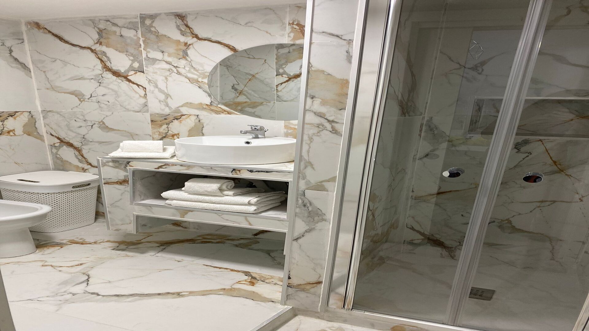 Regadera, secadora de cabello, bidet, toallas 