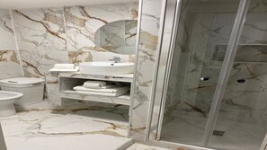 تجهيزات دش، مجففات شعر، مراحيض شطف، مناشف
