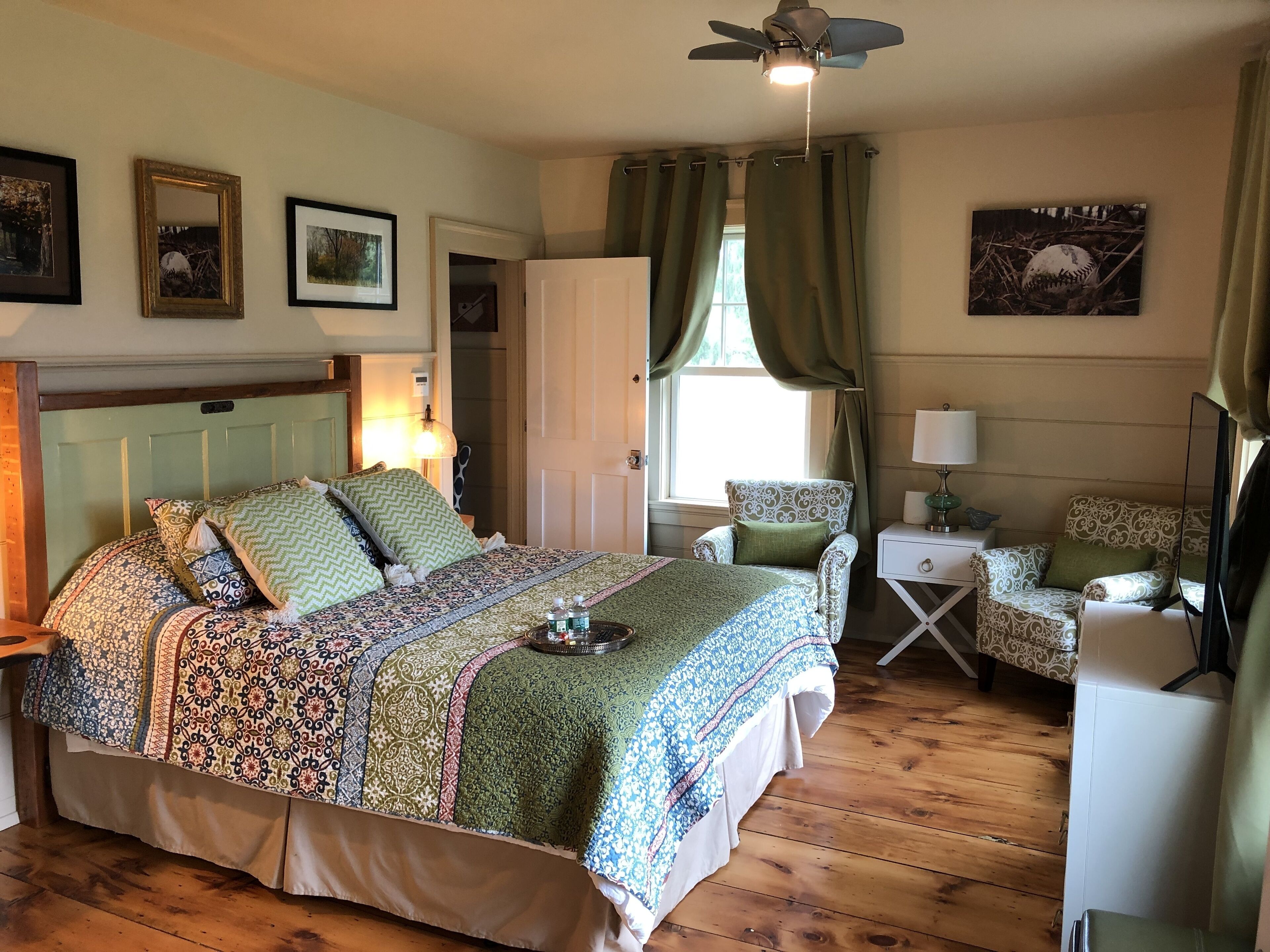 5 chambres, bureau, fer et planche à repasser, lit parapluie