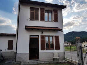 Exterior - Borghetto rental near blue bubbles and at the outlet (Borghetto di Borbera)