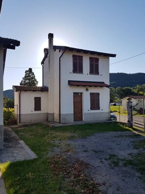 Exterior - Borghetto rental near blue bubbles and at the outlet (Borghetto di Borbera)