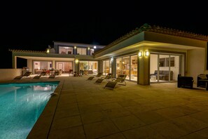 Outdoor pool - Modern villa in Californian style with breathtaking sea view (Roquebrune-sur-Argens)