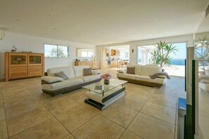 TV - Modern villa in Californian style with breathtaking sea view (Roquebrune-sur-Argens)