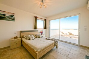 4 bedrooms, WiFi, bed sheets - Modern villa in Californian style with breathtaking sea view (Roquebrune-sur-Argens)
