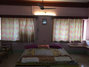 6 bedrooms, iron/ironing board, WiFi, bed sheets