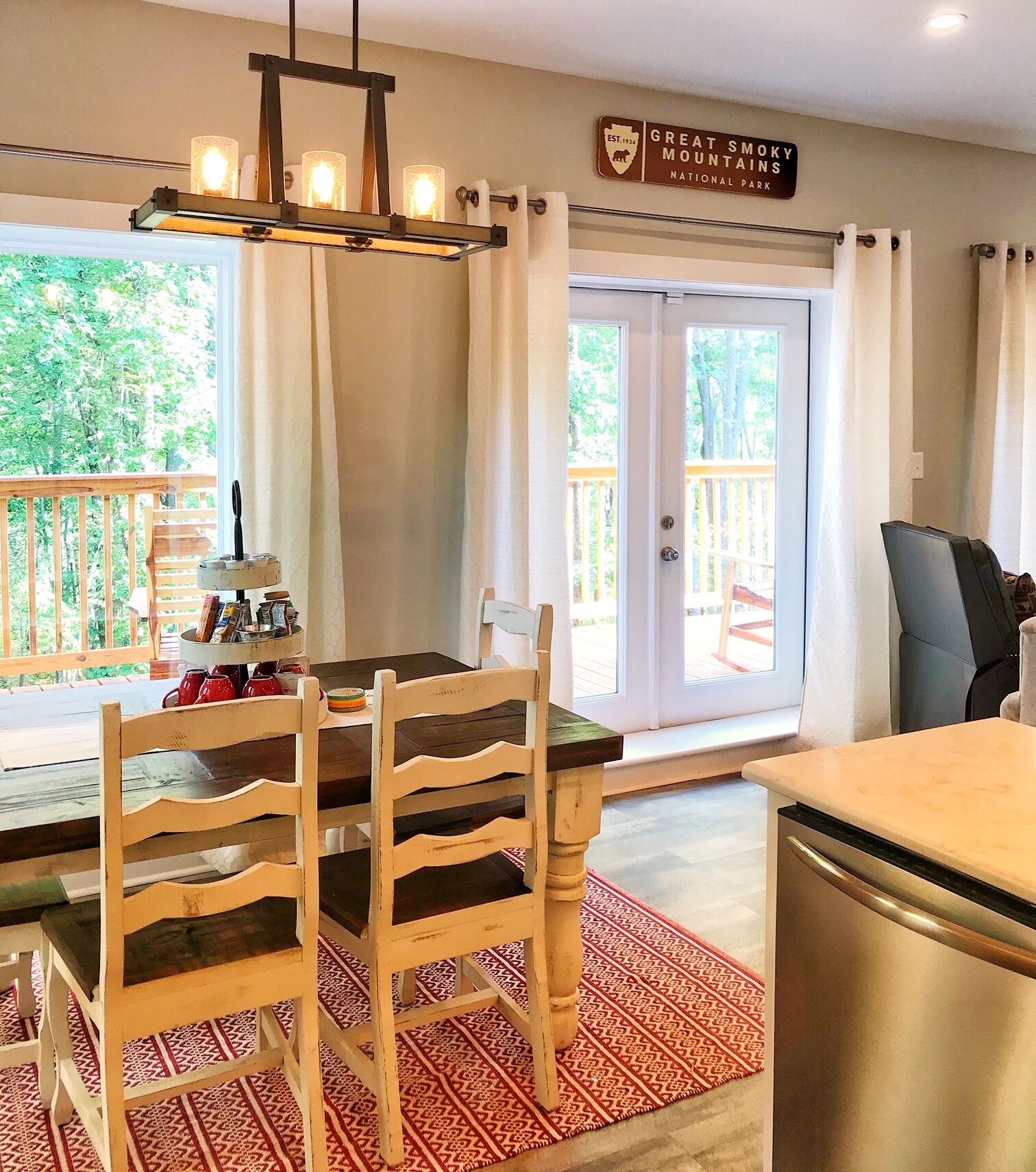Un espace repas comprenant une table, des chaises et donnant sur une terrasse.