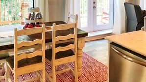 Comedor con una mesa, sillas y vista a una terraza.