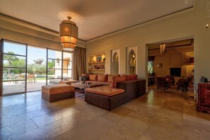 Televisie, een open haard, boeken en een stereo