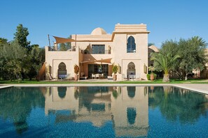 حمام سباحة