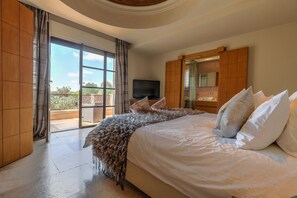 6 slaapkamers, een kluis op de kamer, een strijkplank/strijkijzer