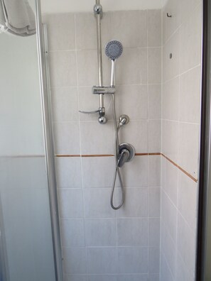 Ducha, secador de pelo, bidé y toallas