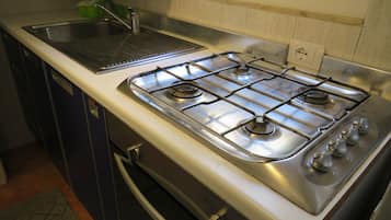 Fridge, oven, stovetop, coffee/tea maker