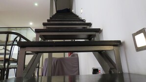 Una scala con struttura in metallo e ringhiera in vetro.