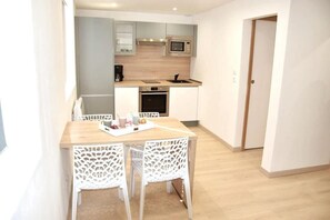 Fridge, microwave, oven, stovetop - Beautiful apartment located in the Louvre-Bollaert district (Lens)