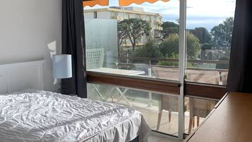 2 makuuhuonetta, silitysrauta/-lauta, vuodevaatteet