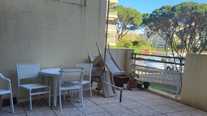 A terrace with outdoor furniture, a railing, and a view of the surrounding area. - NICE ANTIBES SAINT LT CANNES RIVIERA BEACH POOL TENNIS SOLARIUM PARKING CAMERAS (Cagnes-Sur-Mer)