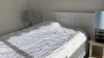 2 slaapkamers, een strijkplank/strijkijzer, beddengoed