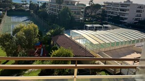 A residential area with a tennis court, a greenhouse, and apartment buildings. - NICE ANTIBES SAINT LT CANNES RIVIERA BEACH POOL TENNIS SOLARIUM PARKING CAMERAS (Cagnes-Sur-Mer)